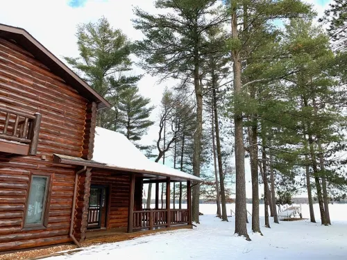 Outdoor Enthusiast Lakefront Cabin Sleeps 16 Hotels in Dewhurst