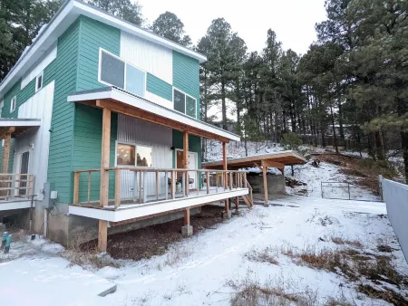 Modern Cabin - HOT TUB, nearby trail, large deck, BBQ