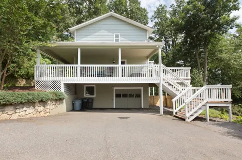 Royal Cottage Mountain Views, Deck & Close to Downtown AVL, Dog Friendly