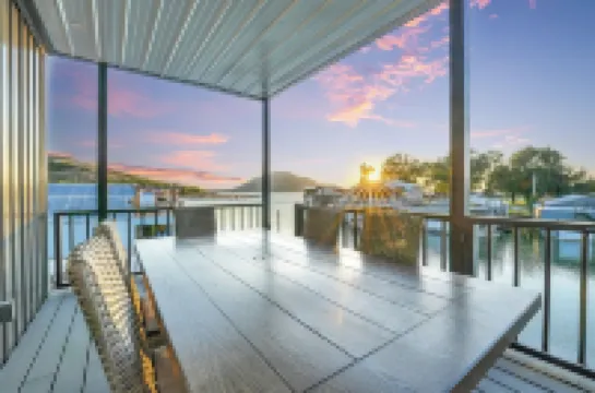 Luxurious Lakehouse Living