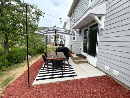 Modern Koi Getaway: 3BR Near Lake Michigan Beaches Отели рядом с достопримечательностью «Blue Stairs - Kids' Corner Beach Access»