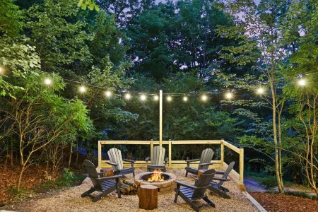 Mountain Crest Cottage Fabulous Fire Pit and 5 Minutes to Downtown Blue Ridge!