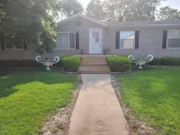 Quiet Getaway 5 minutes from Galesburg with pool and hot tub