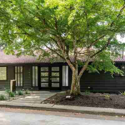 Skyline - Entire Modern 3-Bedroom House with Game Room, Sauna and Views! Hotel Exterior