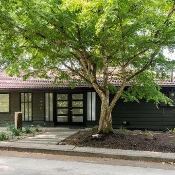 Skyline - Entire Modern 3-Bedroom House with Game Room, Sauna and Views!