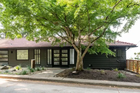 Skyline - Entire Modern 3-Bedroom House with Game Room, Sauna and Views! Отели в г. Спрингфилд