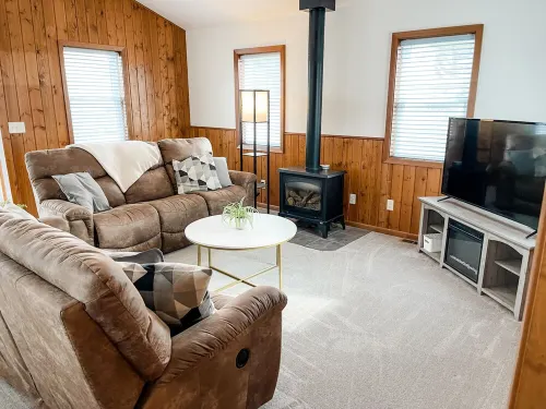 Cozy Home-Close to Lake & Centrally Located! Hotels in Fairmont