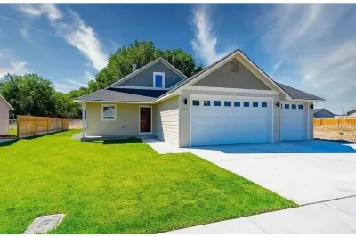 Elegant just 5 minutes from downtown.