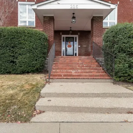 Newly Renovated 2BR Apartment w/ Free Parking in Downtown