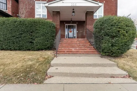 Newly Renovated 2BR Apartment w/ Free Parking in Downtown