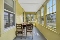 Beautifully renovated 2 Bedroom, 1st Floor apt -Greenport Village, Walk to town!