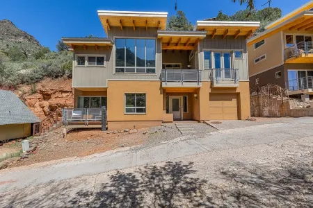 Modern Masterpiece with Paint Red Rock Views in Oak Creek Canyon near Slide Rock Отели рядом с достопримечательностью «Парк штата Слайд Рок»