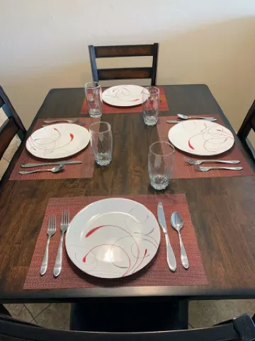 3 Bedroom home with mountain views and private parking . Pet friendly