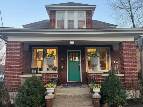 Historic Downtown 1910 Brick 2-Story Home. Dog Friendly. Walk to Everything Hotels in Washington