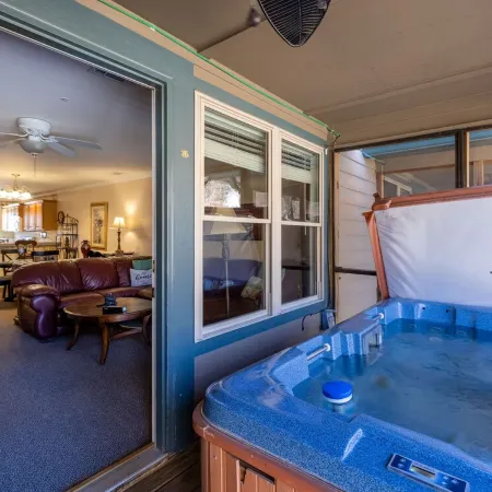 Little Black Bear -Hot tub, Grill, Kitchen,