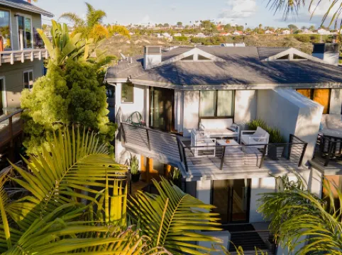 Walk to the Beach/Rooftop Deck with Views/7 beds- 2 Kings/ A/C