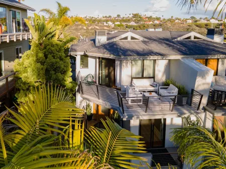 Walk to the Beach/Rooftop Deck with Views/7 beds- 2 Kings/ A/C