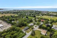 10-min walk to SK Town Beach/4 bed 2-bath home in Blackberry Hills neighborhood