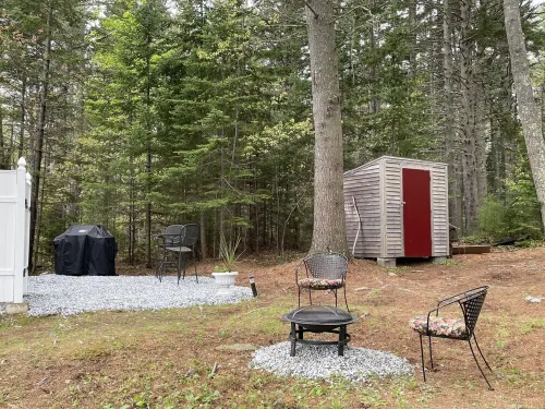 Barters Island Cottage on the Rock Hotels in Boothbay