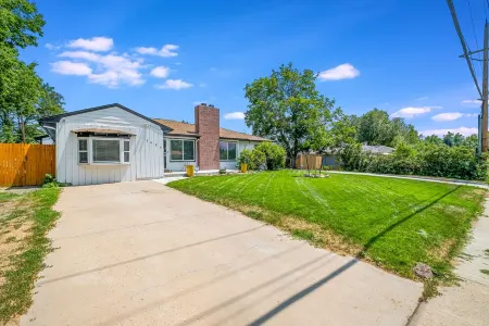 Beautiful Updated Home on Dahlia St Central Denver w/ big yard Отели рядом с достопримечательностью «Packy Romans Park»
