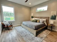 New!!! Mountain Luxury Lodge, 7 Suites, Private Lake, Family Gatherings/Weddings