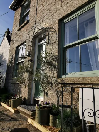 Winslow Cottage, Stylish Cosy Cottage with Spectacular Sea Views