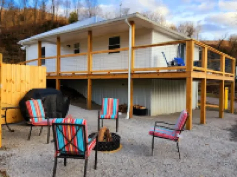 Charming 3 bedroom home on the New River ニュー・リバーのホテル