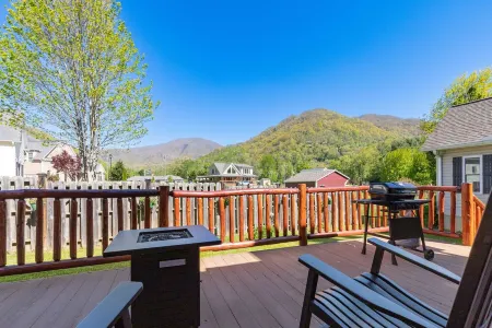 Cozy Log Cabin/Mountain Views & Rushing Creek/Pet-Friendly