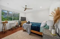 Tranquil Treetop Haven: 3 Bedroom Home with Stunning Views Hotels in Korora