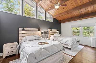 Lakefront Luxury Cabin Retreat with Jacuzzi & Party Dock Hotels near Scoutland