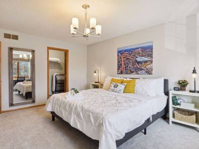 Spacious 4 Br with King Suite, 3 BA, 3 Stall Garage, Game Rm, Prime Location
