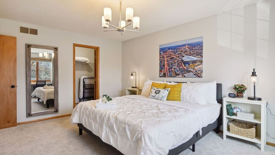 Spacious 4 Br with King Suite, 3 BA, 3 Stall Garage, Game Rm, Prime Location