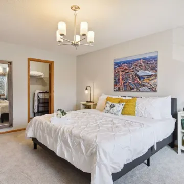 Spacious 4 Br with King Suite, 3 BA, 3 Stall Garage, Game Rm, Prime Location