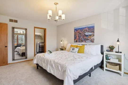 Spacious 4 Br with King Suite, 3 BA, 3 Stall Garage, Game Rm, Prime Location