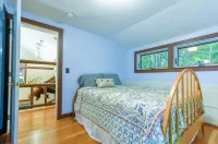 Cozy Log Cabin on Beautiful Phillips Lake near Bar Harbor and Camden