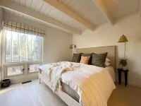 The Black Beaut Cabin Hotels near Skylight Cave