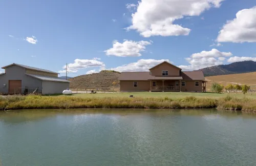 Spotted Moon Ranch - River Front - One Bedroom King Cabin