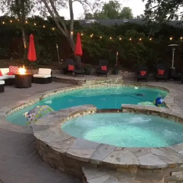 Adorable 4 Bedroom Guest House WPool + Jacuzzi