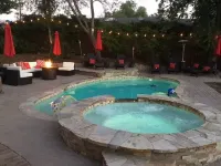 Adorable 4 Bedroom Guest House WPool + Jacuzzi