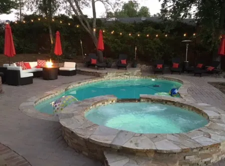 Adorable 4 Bedroom Guest House WPool + Jacuzzi Отели в г. Повэй