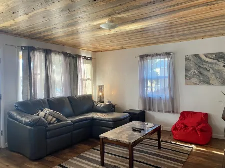 Adorable 4 Bedroom Getaway