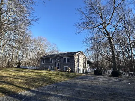 Delightful Southampton Retreat with Heated Pool & Jacuzzi, Near Beach & Shopping Отели в г. Такахо