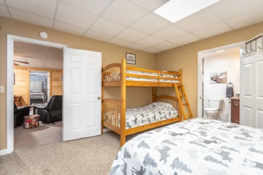 Mt. RelaxCATION~on resort~hottub~pool table~arcade