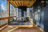 Enchanted Ridge Retreat: Family friendly, peaceful property, hot tub, sleeps 10