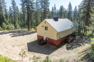Private, modern cabin near golf course and hot springs pool Shafer Butte Lookout US 366, ID 32 주변 호텔