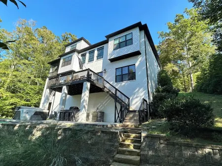 Waterfront Lake Norman - Sleeps 10, Hot Tub, 2kayaks, pedal boat, paddle board