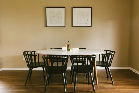 "The Kearney" BRIGHT MODERN STAY w/ Yard - 3BR