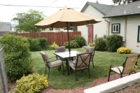 Quaint Studio, Walk downtown, Pet friendly, fenced yard, covered patio