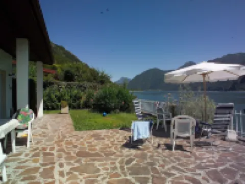 House by the lake with garden Hotels in Anfo