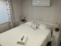 The Seashell Shack - Waterfront Tiny House on Back Bay โรงแรมใกล้หาดแซนด์บริดจ์